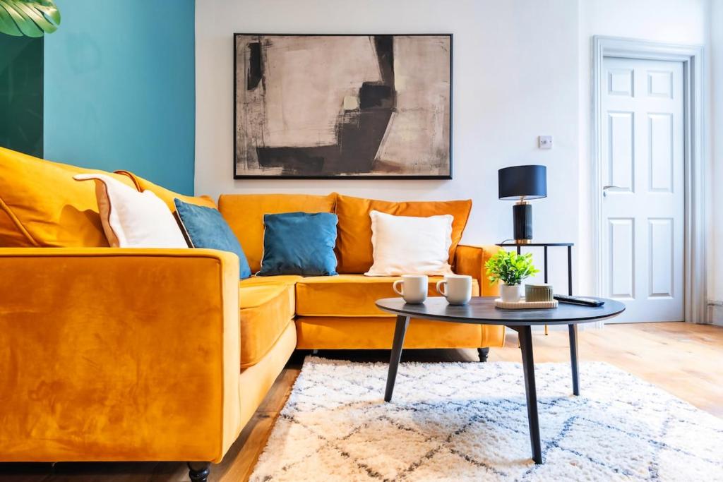 Χώρος καθιστικού στο The Ground Floor Getaway with Free Parking