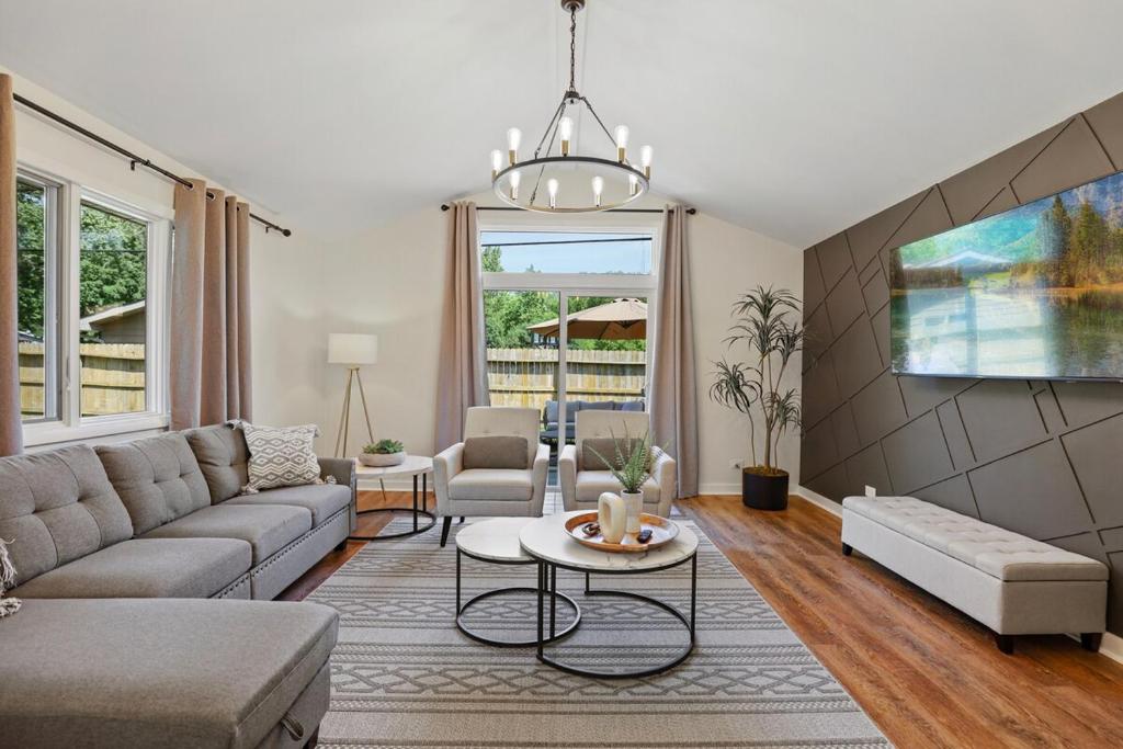 ロンバードにあるGrand Retreat 5Brs Game Roomのソファとテーブルのあるリビングルーム