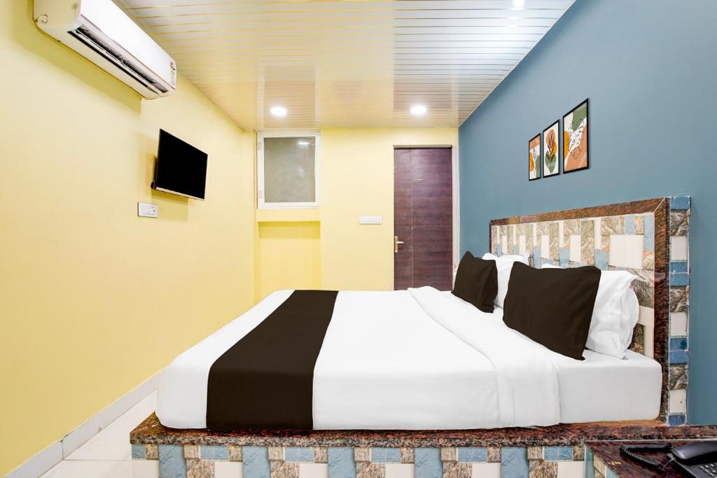 a bedroom with a large bed in a room at Hotel O Pragati in Jairāmpura