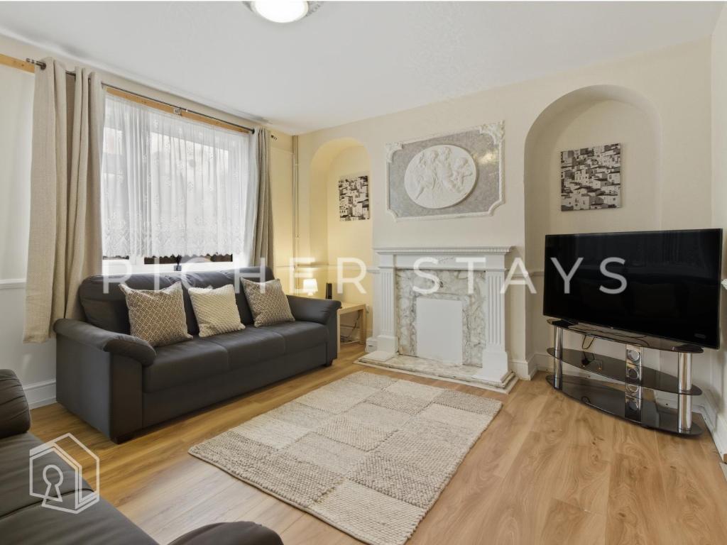 TV a/nebo společenská místnost v ubytování Spacious 3BR House in Tilbury, Driveway and Garden