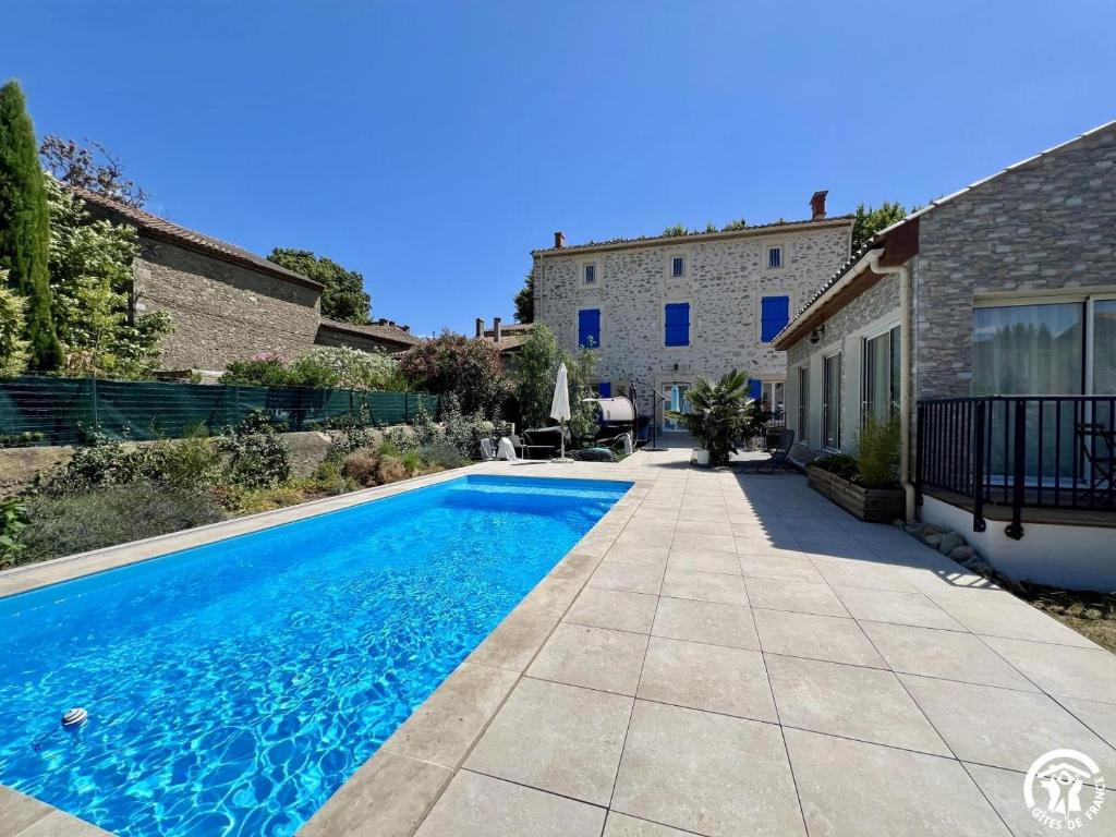 una piscina en el patio trasero de una casa en Sous les toits, en Canet d'Aude