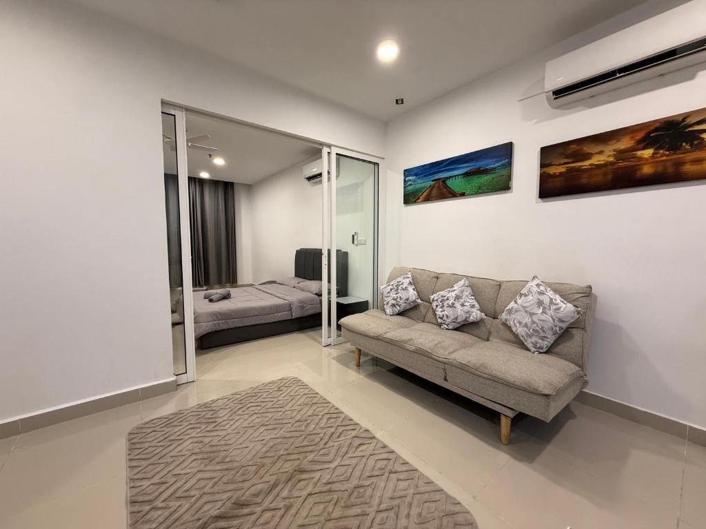 Ένα ή περισσότερα κρεβάτια σε δωμάτιο στο The Shore by AEM RESIDENCES