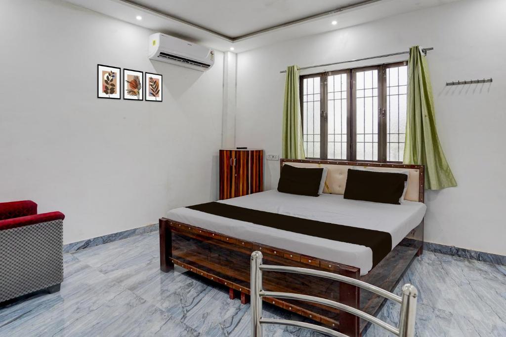 バラナシにあるHotel O Ujala Guest Houseの窓のある部屋にベッドがある寝室