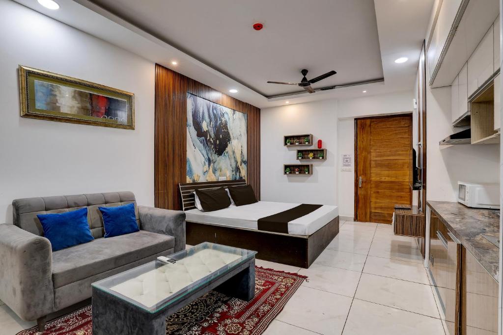 ein Wohnzimmer mit Couch und Tisch in der Unterkunft HOTEL O ZOOM LUXURY STAY in Lonavla