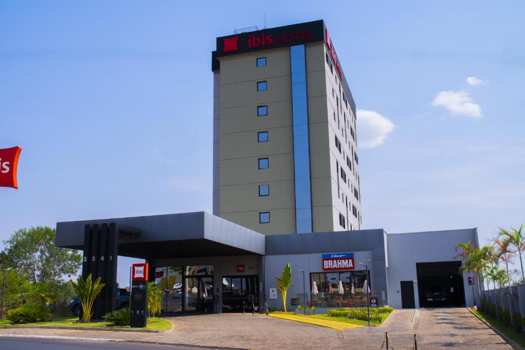un edificio con un hotel encima en ibis Barra do Garças, en Barra do Garças