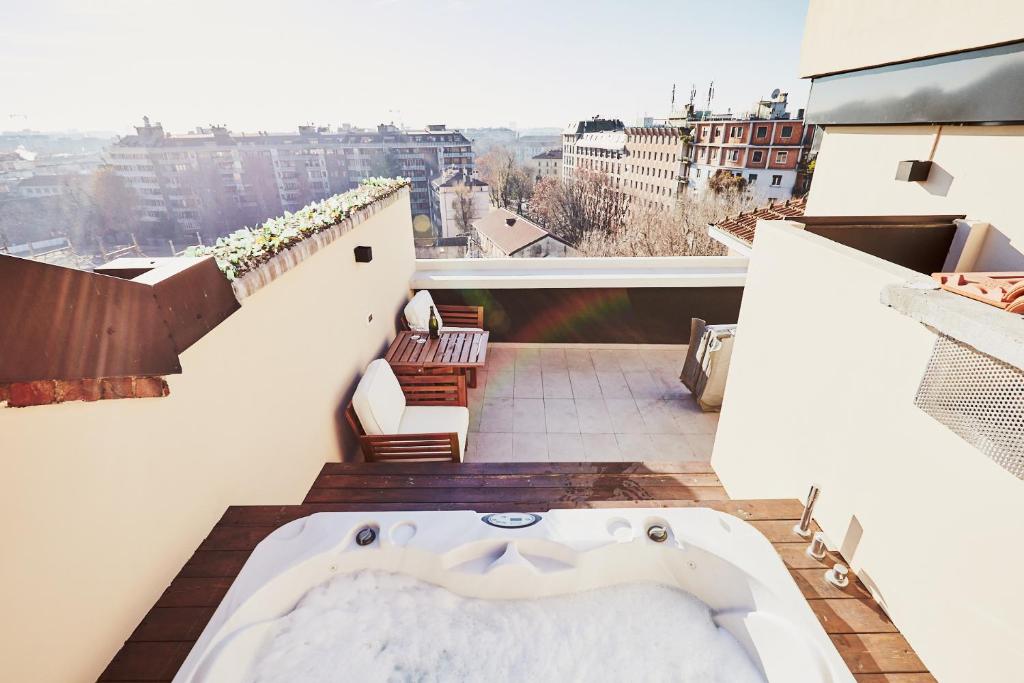 Balkón nebo terasa v ubytování Luxury attic with jacuzzi in Navigli