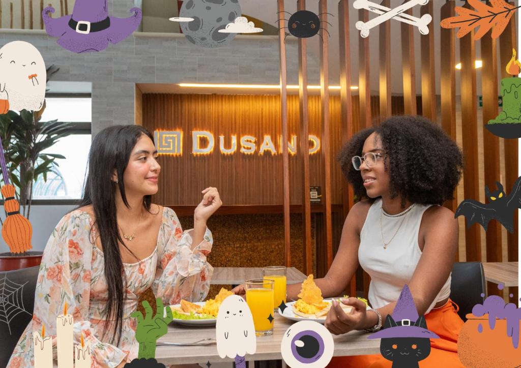deux femmes assises à une table en train de manger dans l'établissement DUSANO BOUTIQUE HOTEL, à Santa Marta