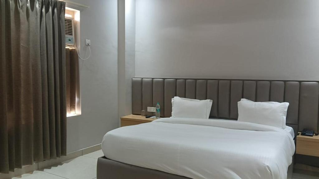 Ένα ή περισσότερα κρεβάτια σε δωμάτιο στο Miran Hotel & Suites - Mathura Road Faridabad