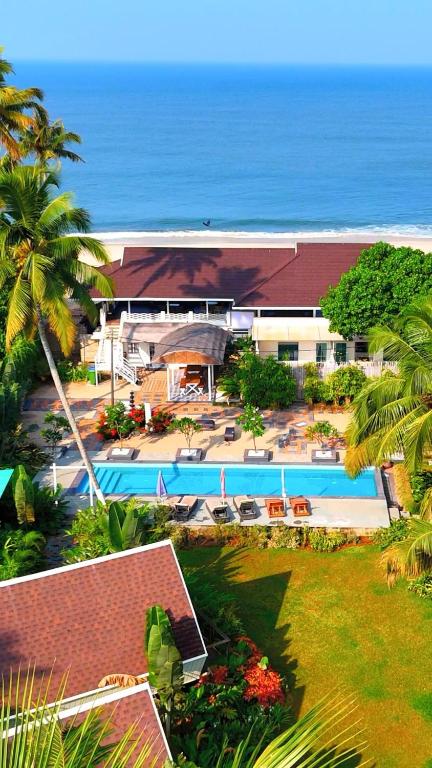马拉利库兰ETHER Marari Beachfront的带游泳池的度假村的鸟瞰图