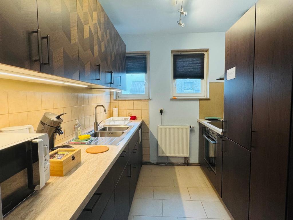 eine Küche mit Spüle und Arbeitsplatte in der Unterkunft Große Ferienwohnung mit Traumküche I 24 h Check in I Free Parking in Bielefeld