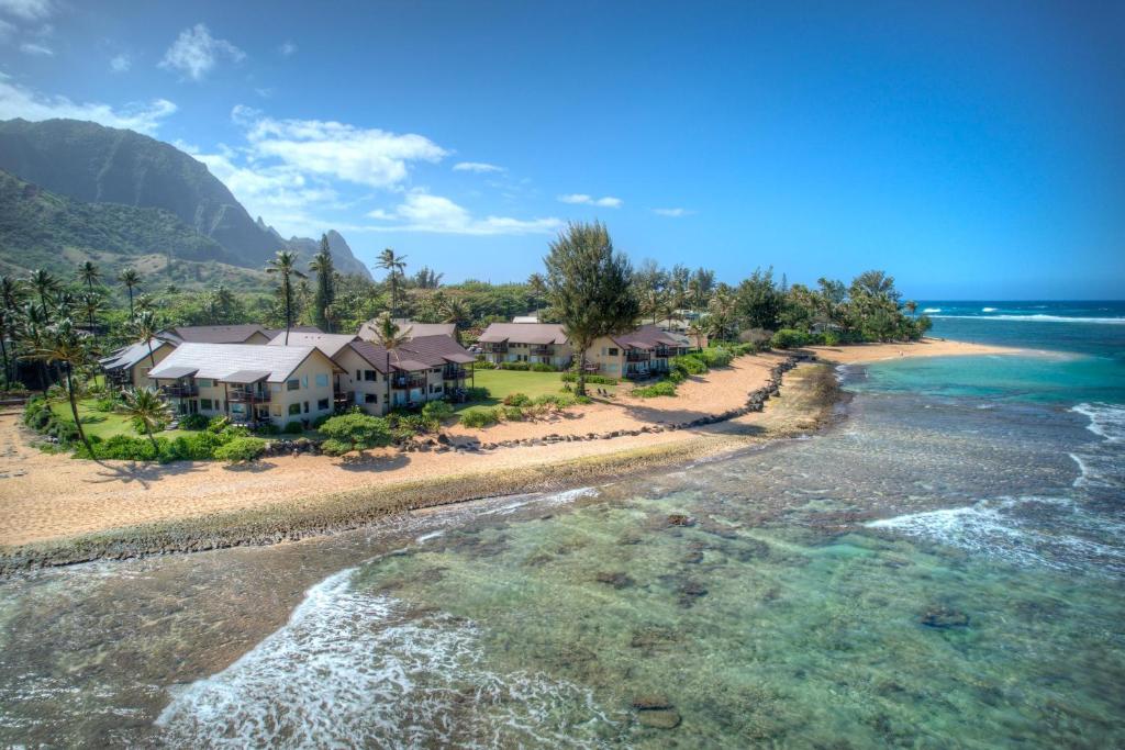 een luchtzicht op een huis op het strand bij Hanalei Colony Resort F3 in Hanalei
