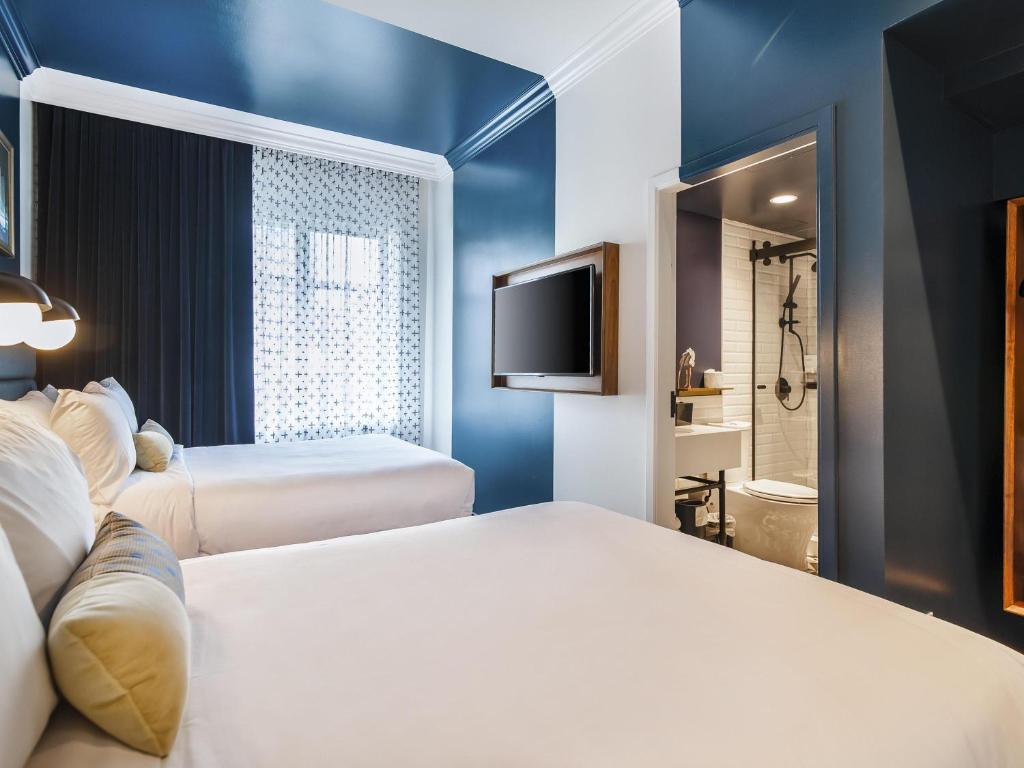 
Classic Double Room with Two Double Beds and City View
