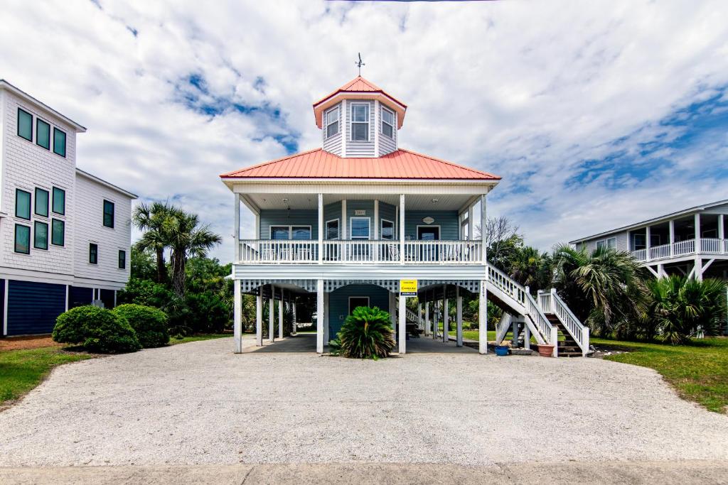 Une grande maison blanche avec une tour en haut dans l'établissement Cupola House, à Edisto Island