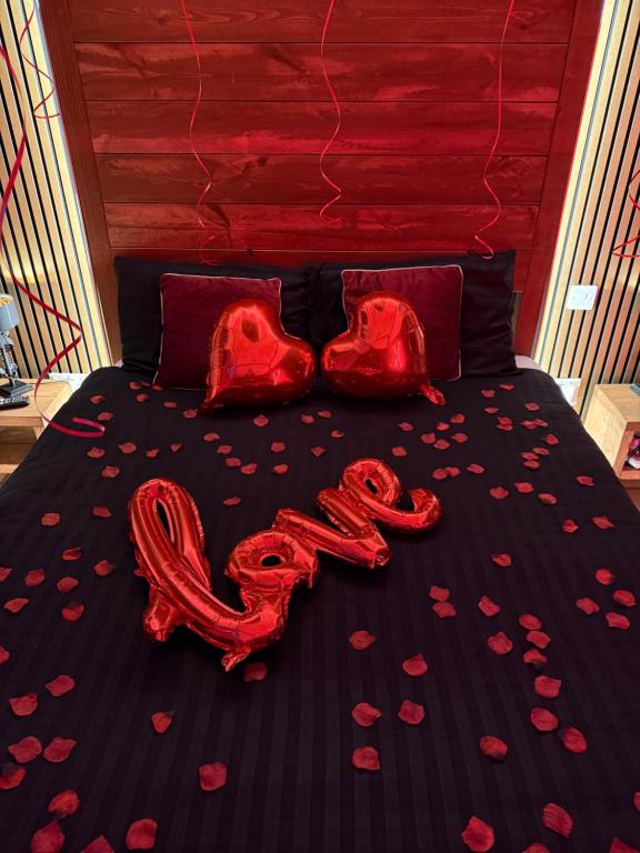 Postel nebo postele na pokoji v ubytování Jacuzzi Suites