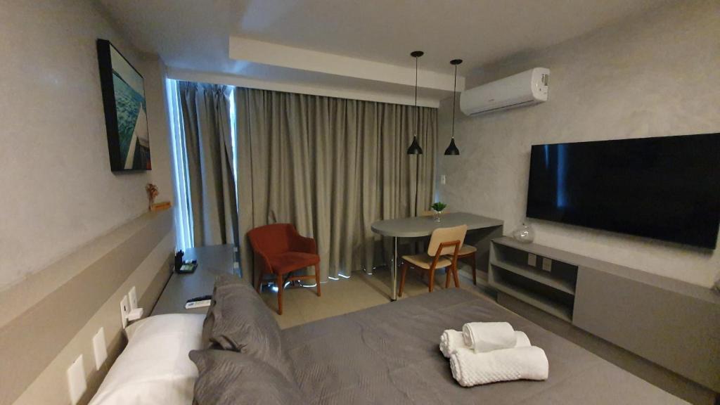 レシフェにあるFlat em Boa Viagem - Edifício Rooftop 470のソファと薄型テレビのあるリビングルーム