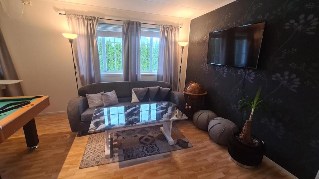 een woonkamer met een bank en een salontafel bij JOlster apartaments in Årdal