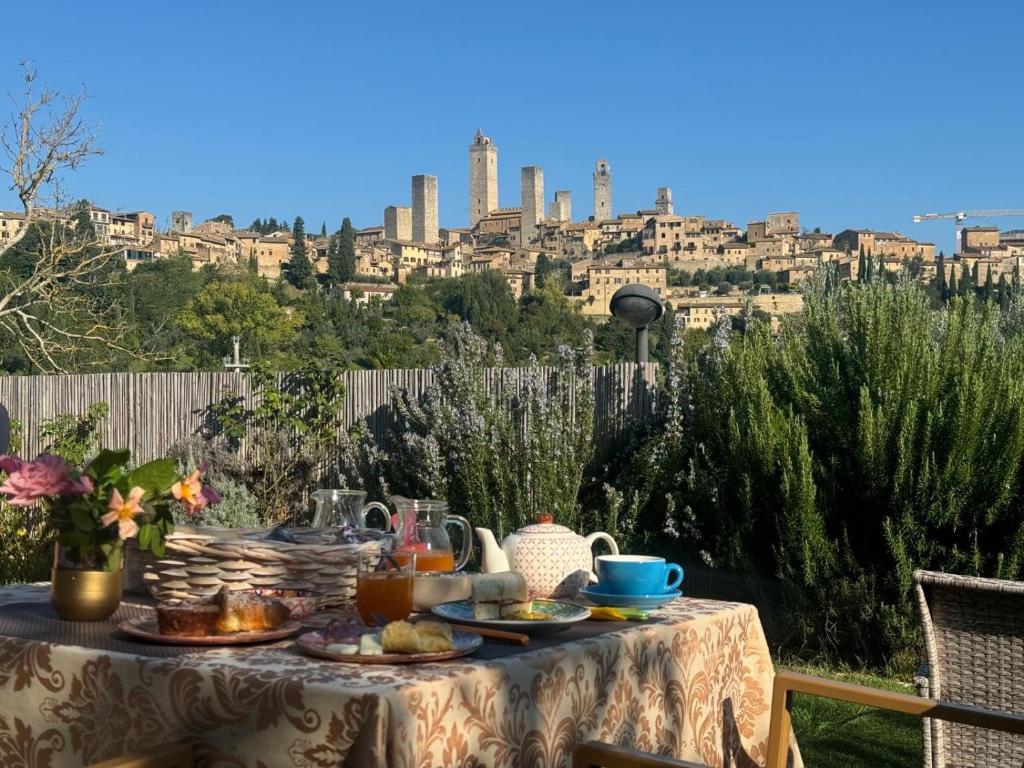 サン・ジミニャーノにあるB&B Il Fienile San Gimignanoの市街の景色を望むテーブル