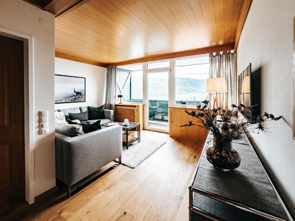 uma sala de estar com um sofá e uma mesa em ALPINE Appartement 407 Schladming by globboard em Schladming
