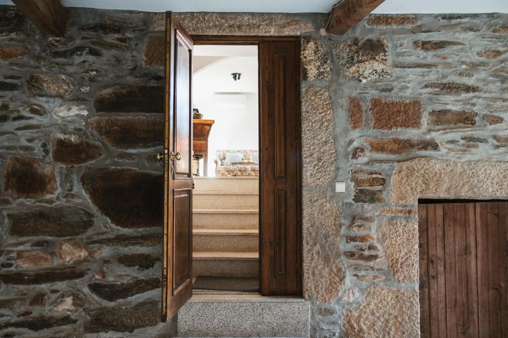 Parada de EsterにあるCasa dos Costasの石壁の部屋への開口ドア