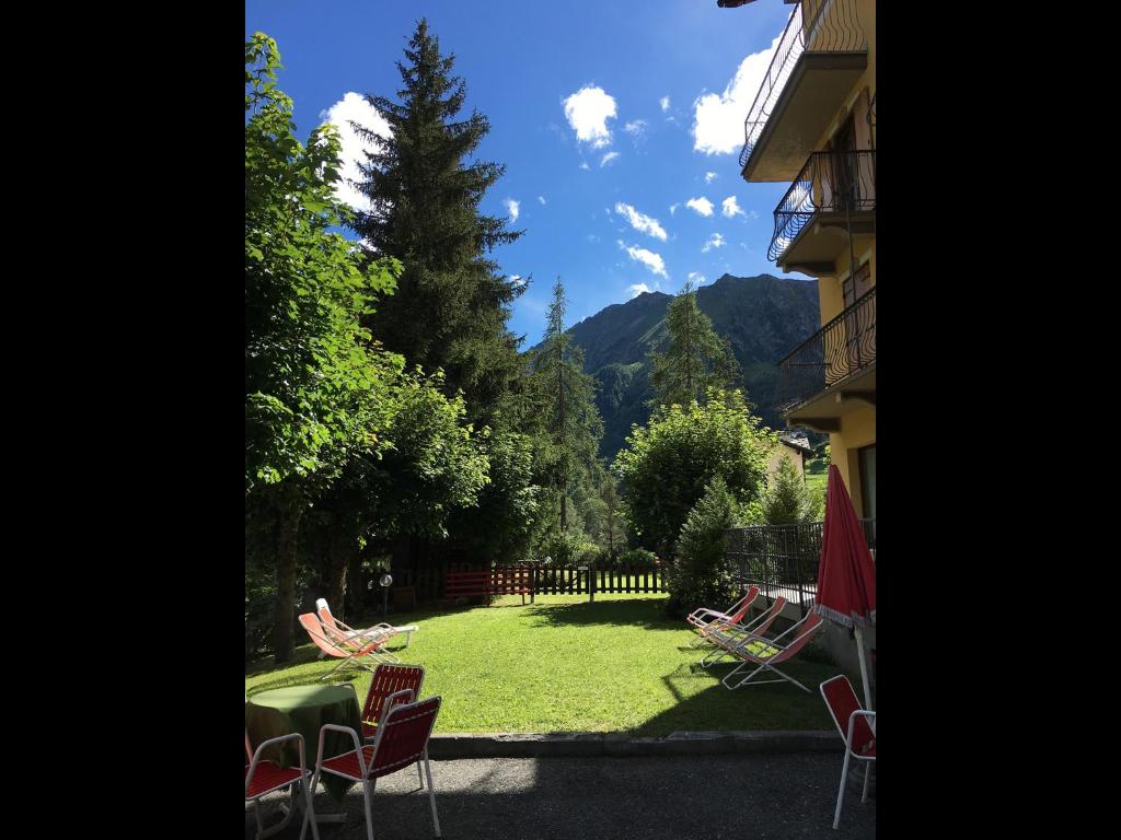 A general mountain view or a mountain view taken from az apartmanhoteleket