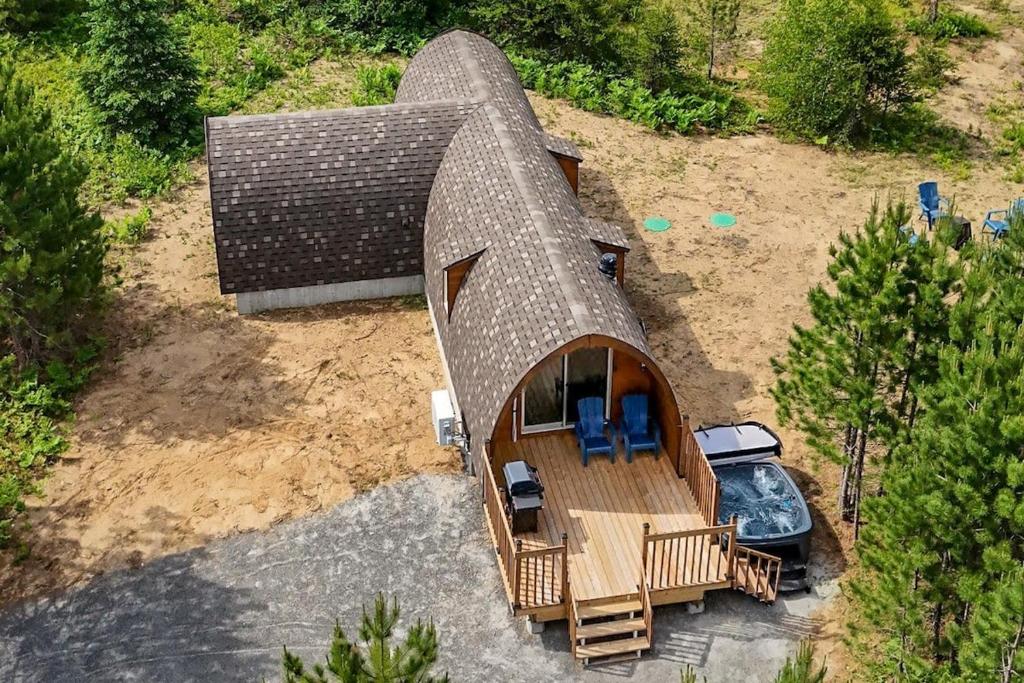 una vista aérea de una casa pequeña con techo en The Hobbit tiny house dogfriendly, en Saint-Alexis-des-Monts