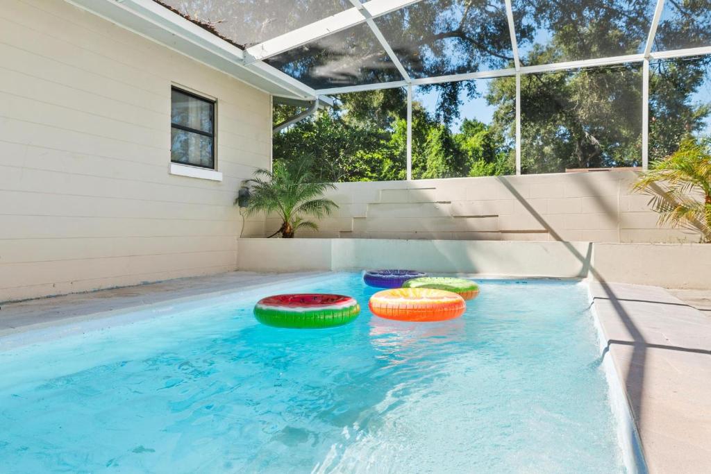 three frisbees in a swimming pool in a house at Pool 9min Legoland Disney Universal 40 Min in Cypress Gardens