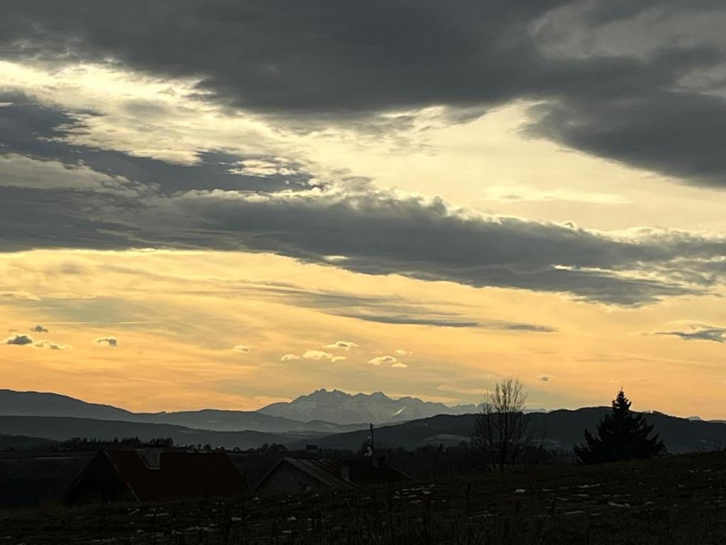 a cloudy sky with mountains in the background at Brzozowy Rożnów in Rożnów