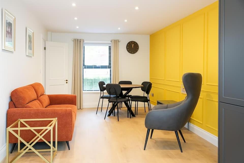 un salon avec un canapé, une table et des chaises dans l'établissement 2 Bedroom House Cork City Centre, à Cork