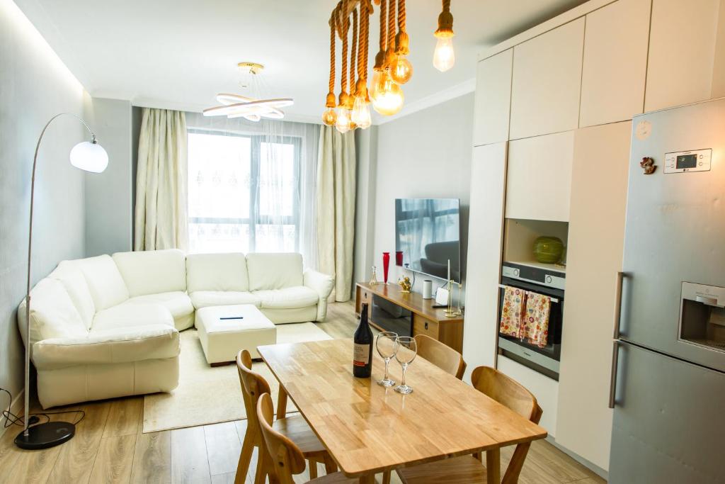 un salon avec un canapé blanc et une table dans l'établissement Modern, Luxury 3BR near Airport, PS4 Fast Wi-fi, Workstation, à ULN