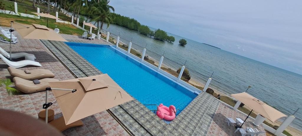 Bazén v ubytování Chilly Beach Resort Palawan nebo v jeho okolí