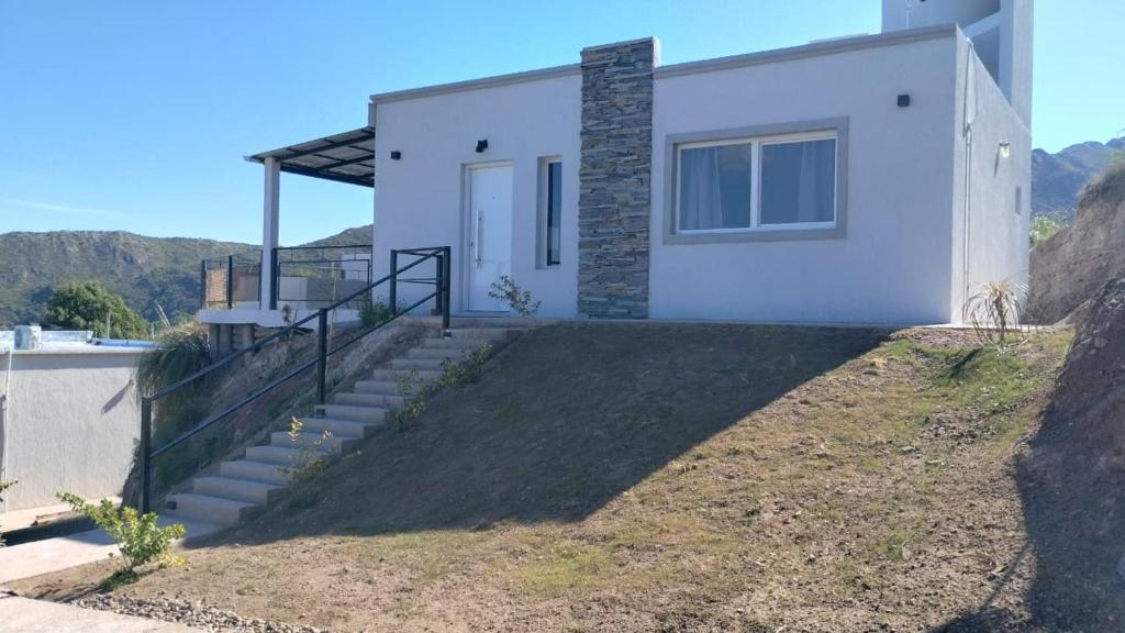 Nespecifikovaný výhled na hory nebo výhled na hory při pohledu z chaty