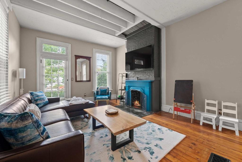 un soggiorno con divano e camino di High Street Hideaway - For 8 a Milo