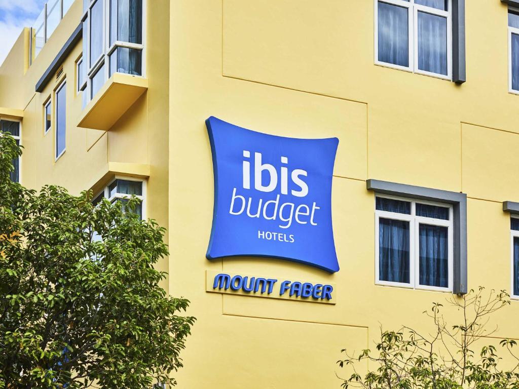Un certificat, premiu, logo sau alt document afișat la ibis budget Singapore Mount Faber