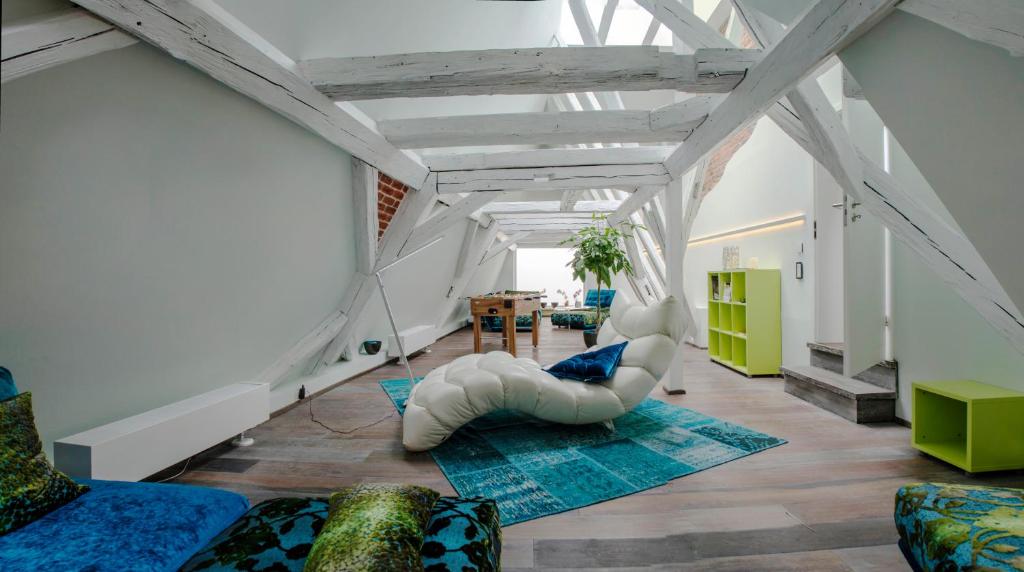 Villa Johner في بايروث: غرفة معيشة بجدران بيضاء وسقف أبيض
