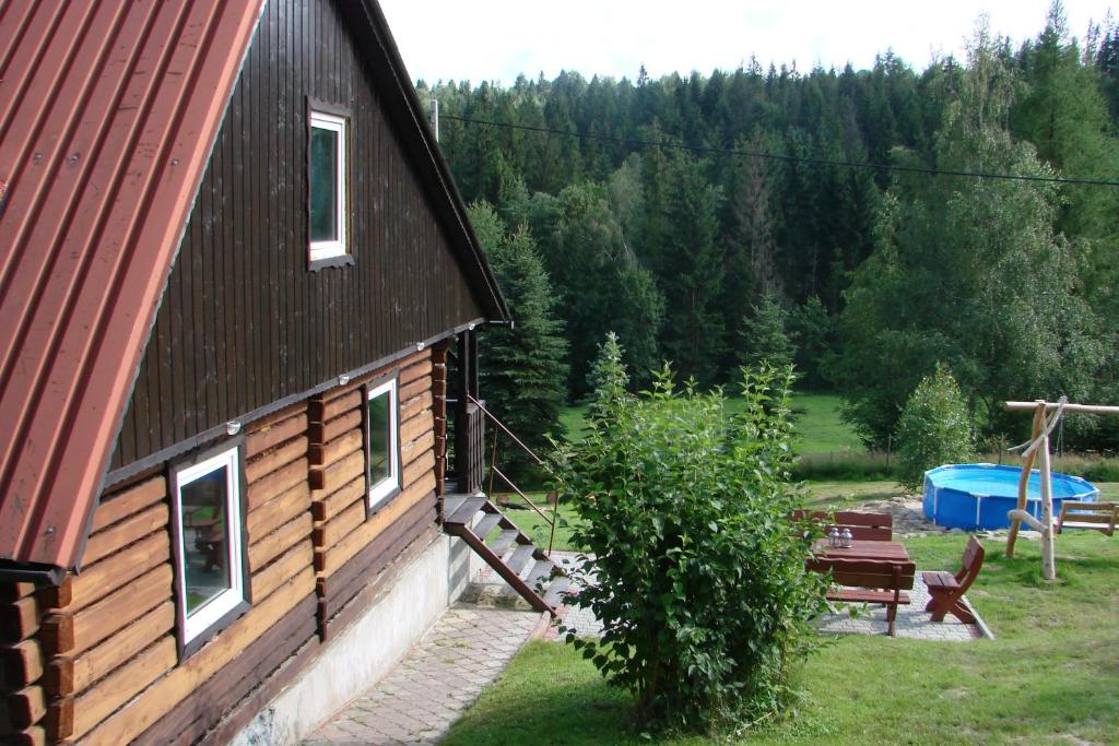 ein Gebäude mit einem Tisch und einem Picknicktisch daneben in der Unterkunft Villa Victoria in Kamesznica