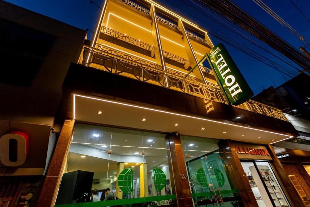 リオブランコにあるTerra Verde Hotelの建物の側面に看板がある店