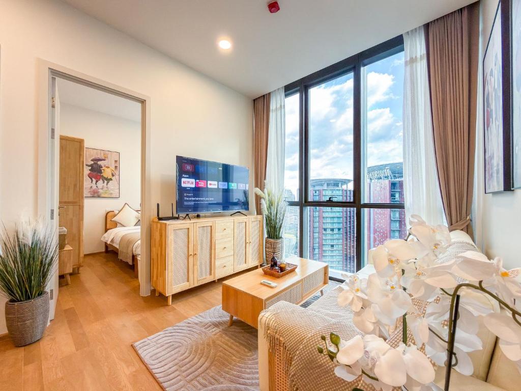 a large living room with a large window at Luxury Downtown Bangkok 2BR 2BA Sky Pool Gym 5MIN Walk to Siam Paragon in Pratunam