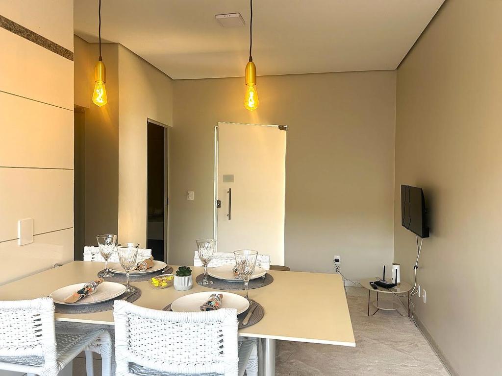 パルマスにあるCasa 01 - Casa com 2 quartos, próximo a rodoviária e aeroportoのダイニングルーム(テーブル、椅子、鏡付)