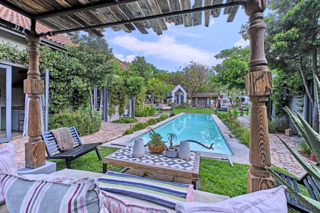 une cour avec une piscine et une pergola dans l'établissement Veranda House Boutique Accommodation, à Midrand