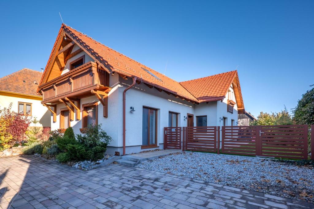 利普托斯基米库拉斯Apartmány Bobrík的一座带木栅栏和车道的房子