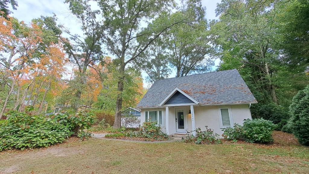 Photo de la galerie de l'établissement Towering Oaks Cottage, à Union Pier