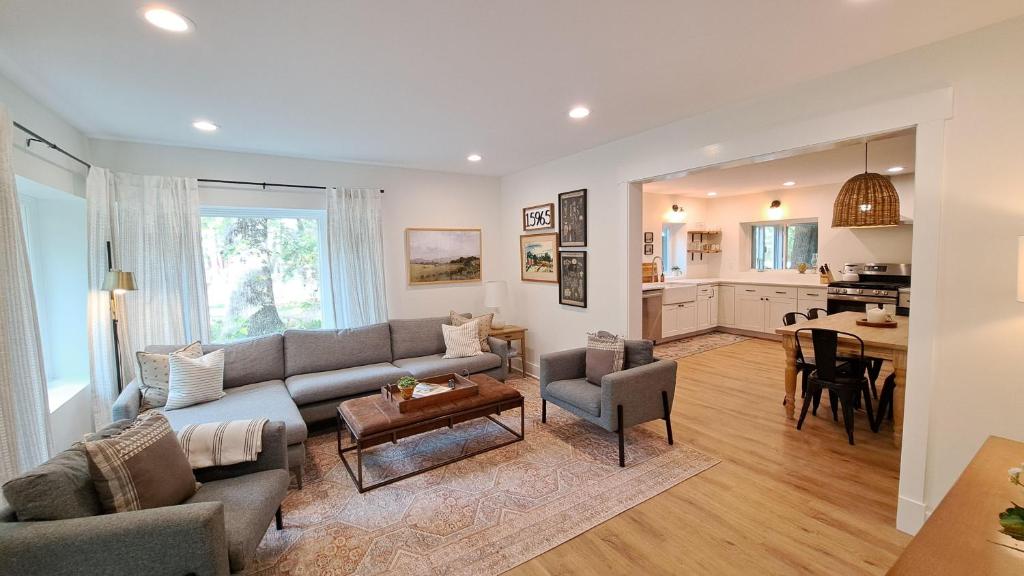 ein Wohnzimmer mit Sofa und Tisch in der Unterkunft Towering Oaks Cottage in Union Pier
