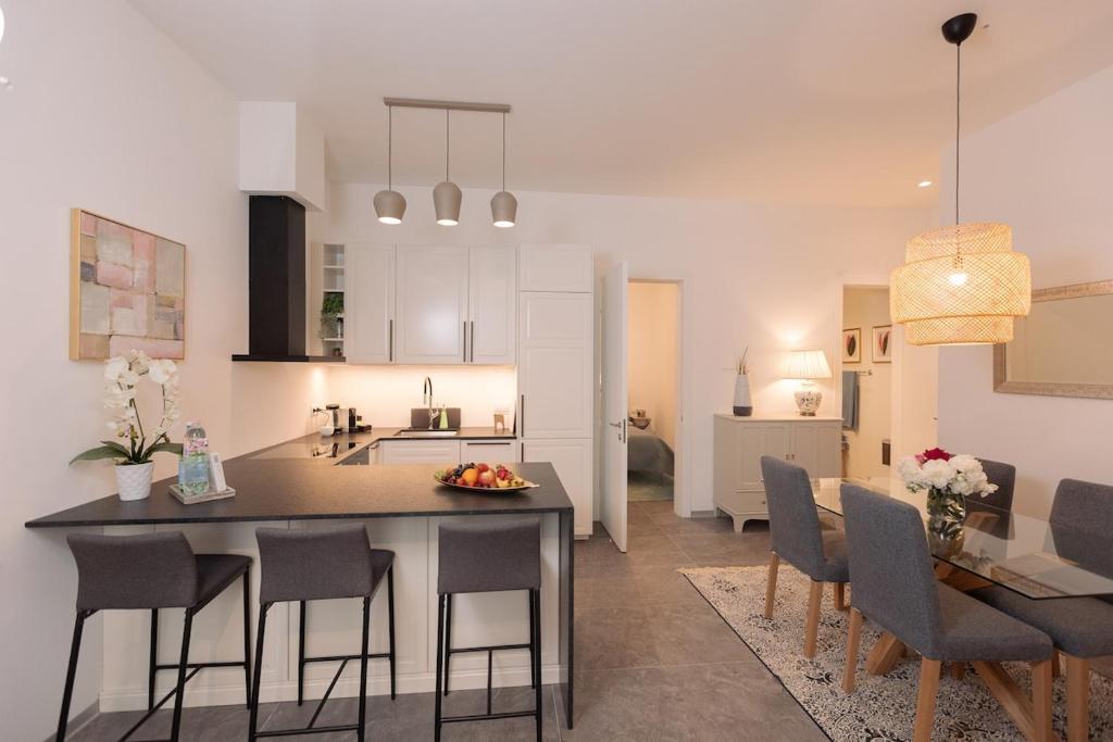 a kitchen and living room with a table and chairs at Suite Nr 4 - J26 LUXURY APARTMENT, Jauniela 26 Old Riga - TOP Location - 2BDR - 80m2 in Rīga