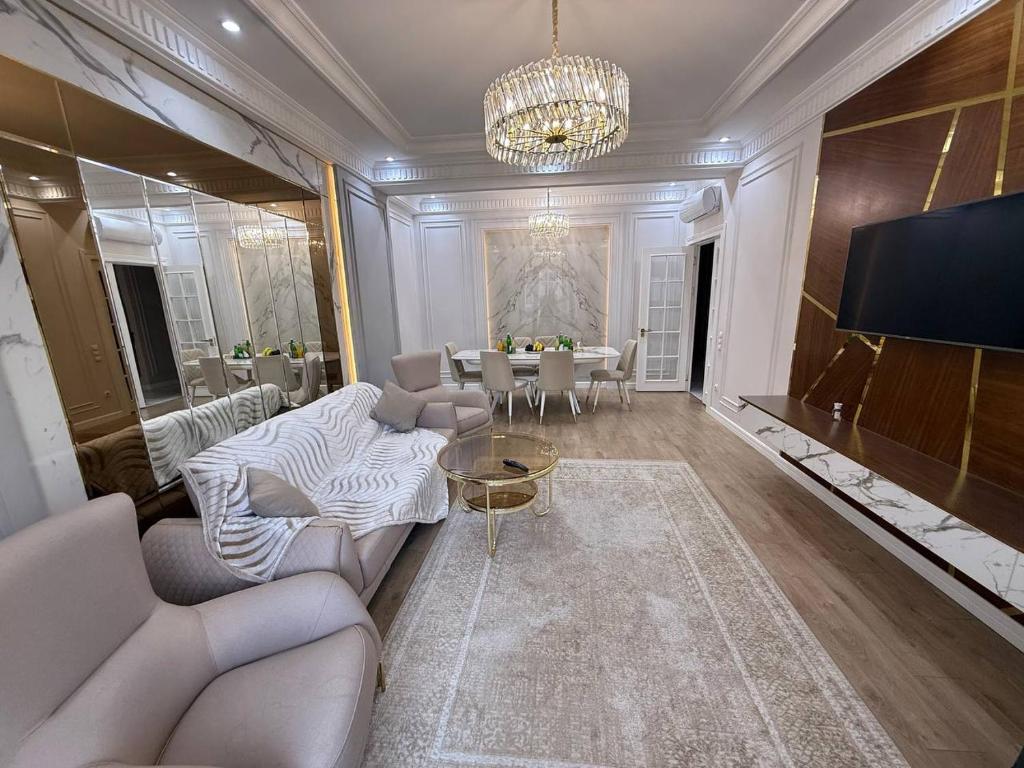 un grand salon avec un canapé et une table dans l'établissement Tashkent City Apartments D11, à Tachkent