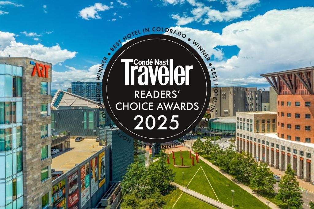 un cartello per i più recenti premi di scelta delle recensioni dei viaggiatori in una città di The Art Hotel Denver, Curio Collection by Hilton a Denver