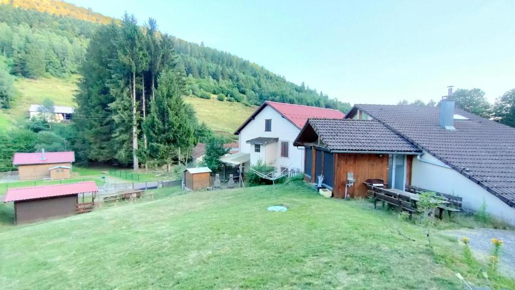 ビュッサンにあるGîte de La Hutte à 2 km des pistes de skiの庭のある家の航空写真