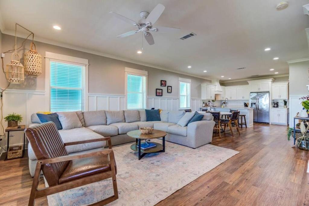 una sala de estar con un sofá y una mesa en Waterfront Holiday and Mardi Gras escape, en Bay Saint Louis