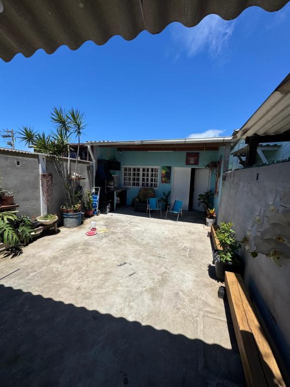 un gran patio con una casa al fondo en Viva a vibe - Caragua, en Caraguatatuba