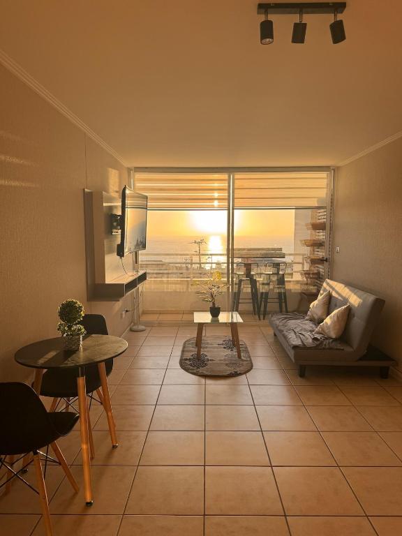 ein Wohnzimmer mit Couch und Tisch in der Unterkunft Moderno Departamento 1 h 1 b, Excelente Ubicación in Iquique