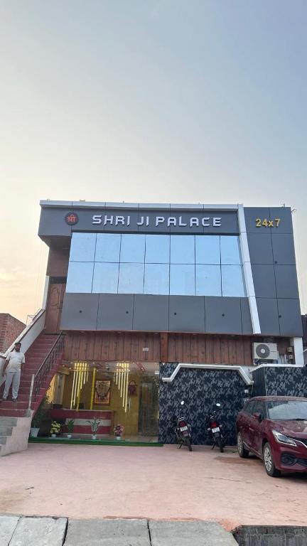 a building with a sign that reads star j palmage at Hotel shree ji palace in Pāldhi